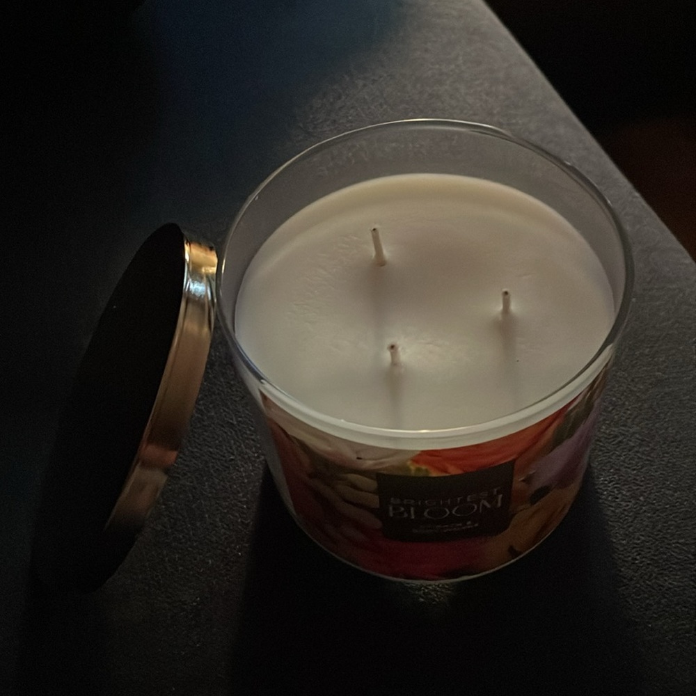 Brightest bloom candle - Picture 2 of 3